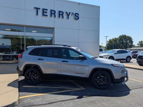 Used 2017 Jeep Cherokee Sport w/ Cold Weather Group FWD image 2