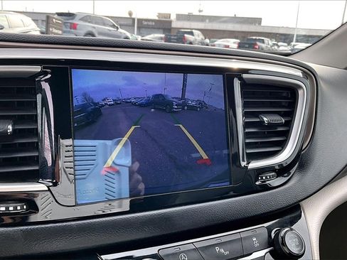 Used 2017 Chrysler Pacifica Touring-L image 21