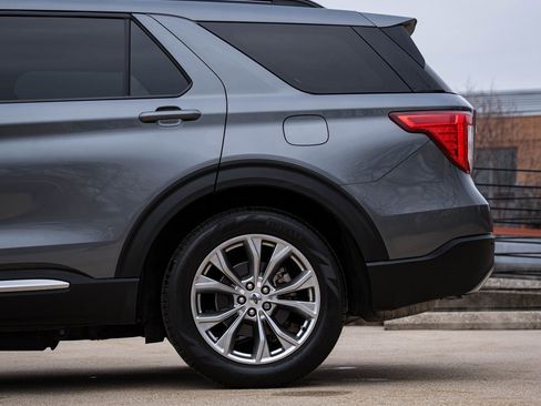 Used 2022 Ford Explorer XLT w/ Equipment Group 202A image 4