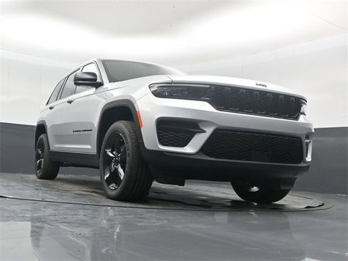 New 2025 Jeep Grand Cherokee Altitude image 43