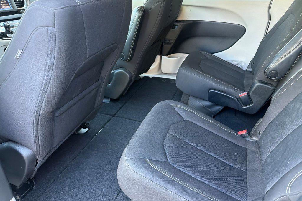 Used 2023 Chrysler Voyager LX FWD image 9