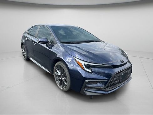 Used 2025 Toyota Corolla XSE FWD image 2