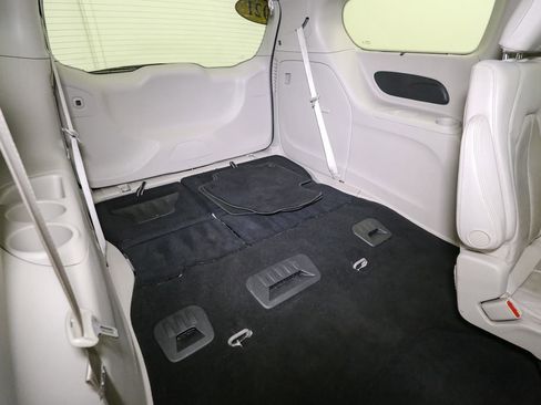 Used 2021 Chrysler Pacifica Touring-L image 23