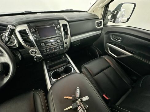 Used 2018 Nissan Titan PRO-4X w/ Pro-4x Convenience Package AWD/4WD image 11