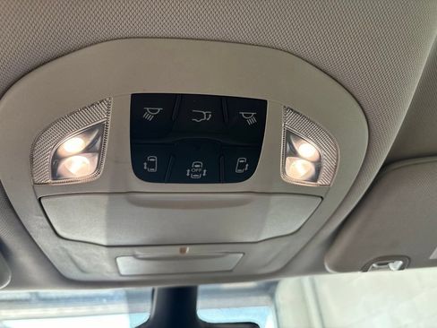 Used 2024 Chrysler Pacifica Touring-L FWD image 16