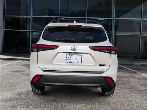 Used 2021 Toyota Highlander XLE image 6