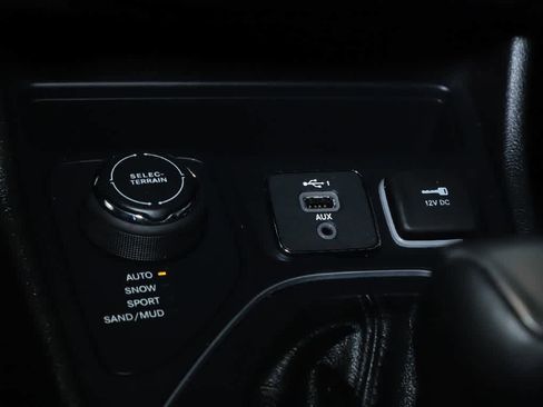 Certified 2021 Jeep Cherokee Latitude Lux w/ Comfort/Convenience Group AWD/4WD image 27