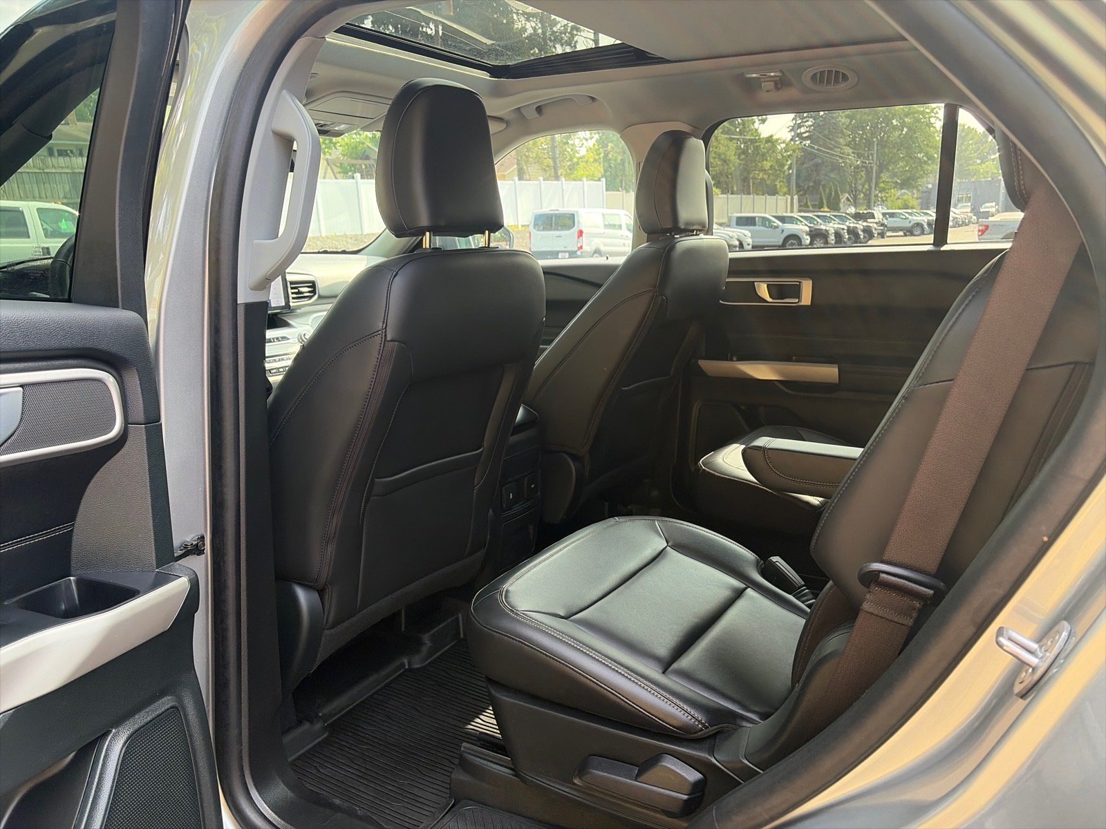 Used 2024 Ford Explorer XLT w/ Equipment Group 202A AWD/4WD image 10