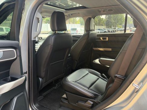 Used 2024 Ford Explorer XLT w/ Equipment Group 202A AWD/4WD image 10