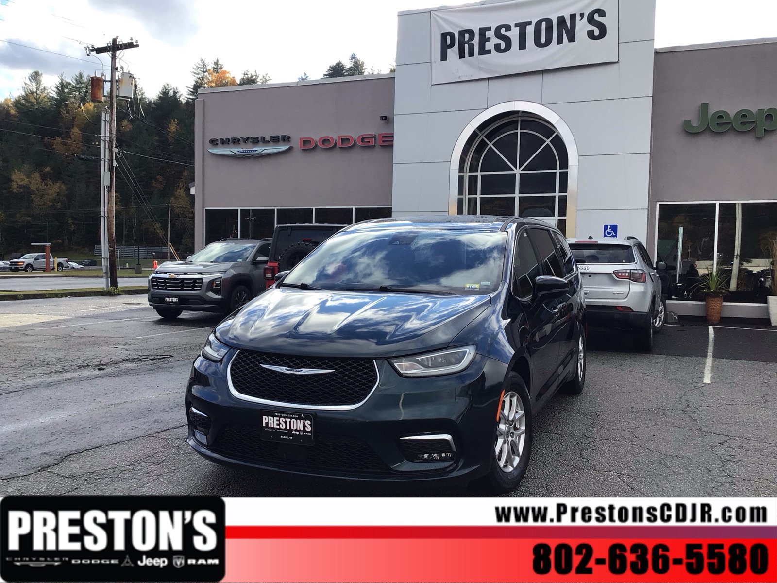 Used 2025 Chrysler Pacifica Select FWD image 1
