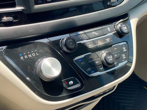 Used 2018 Chrysler Pacifica Touring-L FWD image 12