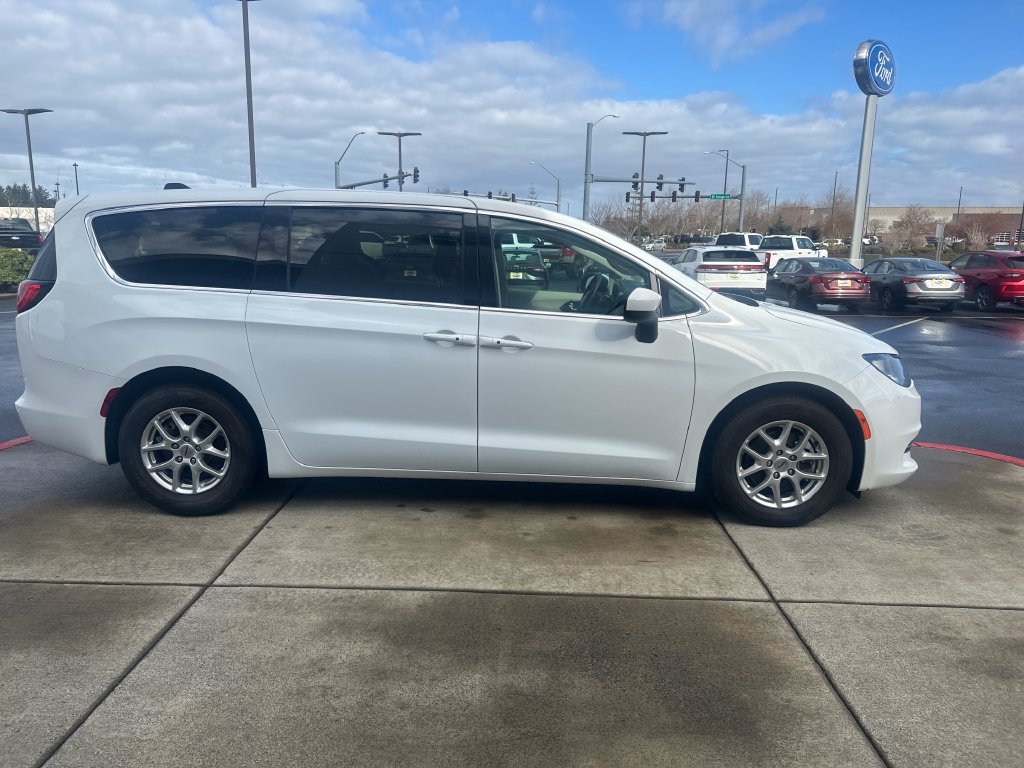 Used 2023 Chrysler Voyager LX FWD image 5