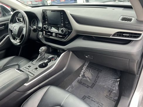 Used 2022 Toyota Highlander XLE image 26