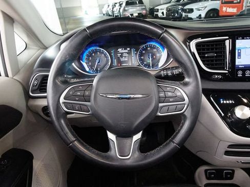 Used 2017 Chrysler Pacifica Touring-L FWD image 10