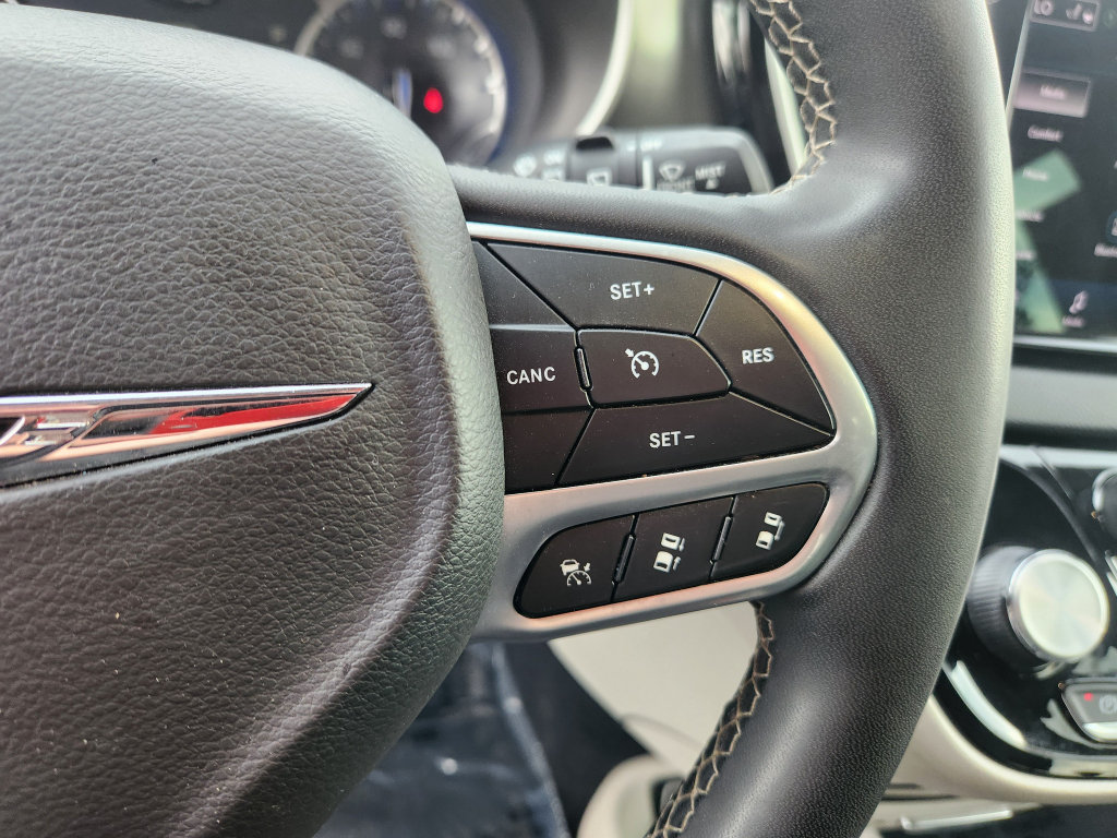 Used 2023 Chrysler Pacifica Touring-L FWD image 39
