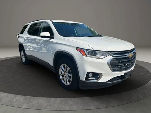 Used 2020 Chevrolet Traverse LT w/ Driver Confidence II Package AWD/4WD image 3