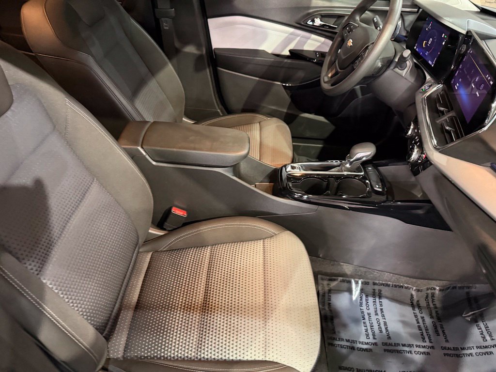 Used 2025 Chevrolet Trax LT FWD image 26