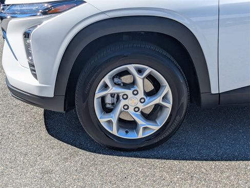 Used 2025 Chevrolet Trax LS w/ LS Convenience Package image 10