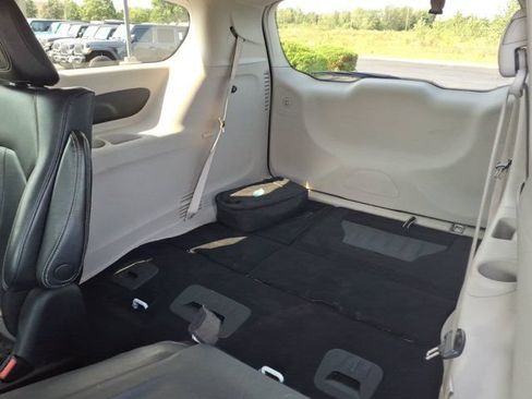 Used 2022 Chrysler Pacifica Touring-L FWD image 27