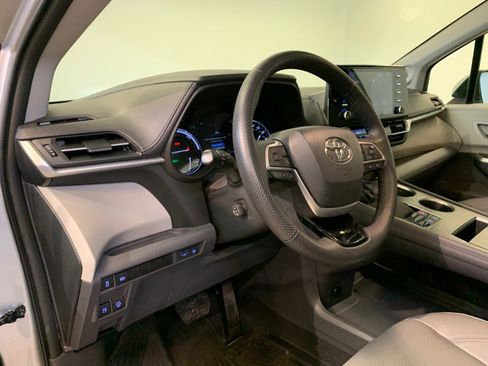 Used 2023 Toyota Sienna Limited w/ Protection Package (TMS) image 16