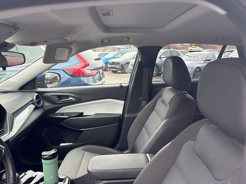 Used 2024 Chevrolet Trax LT w/ Sunroof Package image 8