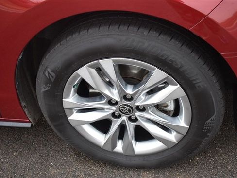 Used 2021 Toyota Sienna Limited image 11