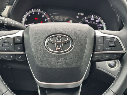 Used 2025 Toyota Highlander LE FWD image 27