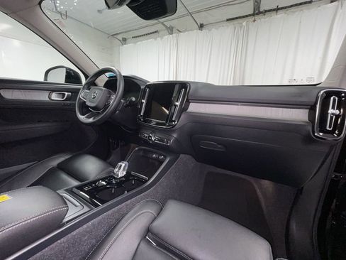 Used 2025 Volvo XC40 B5 Plus image 11