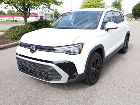 Used 2025 Volkswagen Taos SE w/ Black Wheel Package FWD image 5