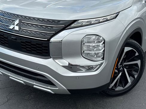 Used 2024 Mitsubishi Outlander SE image 3