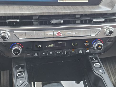 Certified 2024 Kia Telluride EX w/ EX Captain's Chair Package FWD image 17