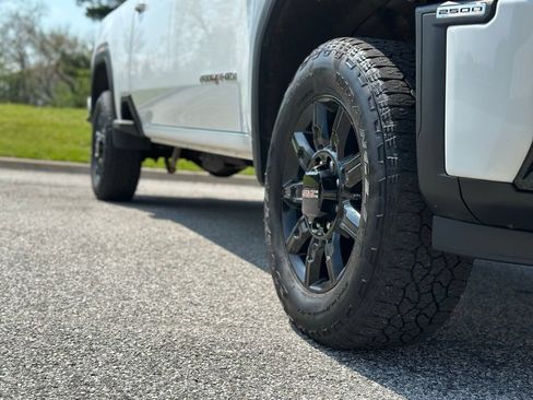 Used 2024 GMC Sierra 2500 AT4 w/ AT4 Premium Plus Package AWD/4WD image 9