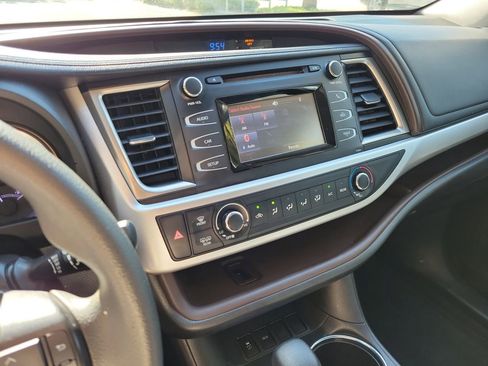 Used 2019 Toyota Highlander LE FWD image 22