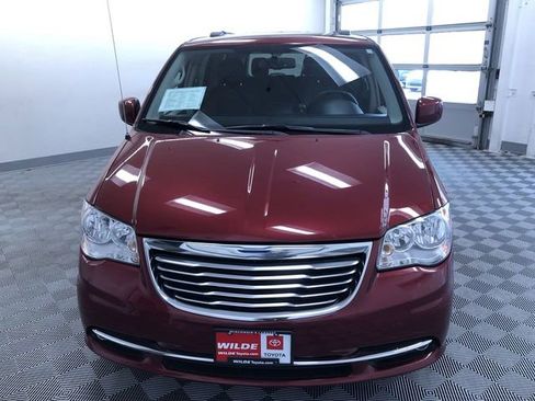 Used 2015 Chrysler Town & Country Touring FWD image 15