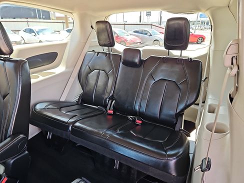 Used 2024 Chrysler Pacifica Touring-L FWD image 9