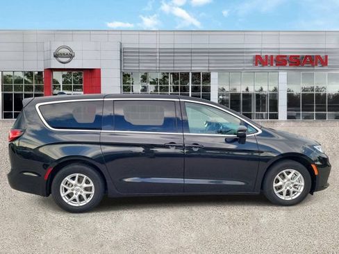 Used 2023 Chrysler Pacifica Touring-L FWD image 3