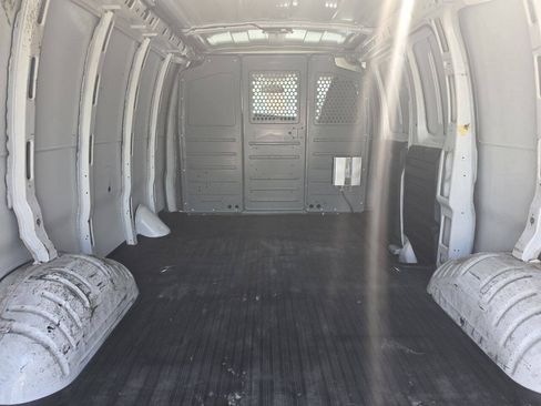 Used 2018 Chevrolet Express 2500 w/ Driver Convenience Package RWD image 5