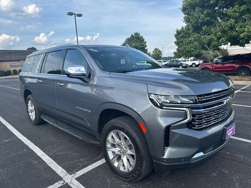 Used 2022 Chevrolet Suburban Premier RWD image 2