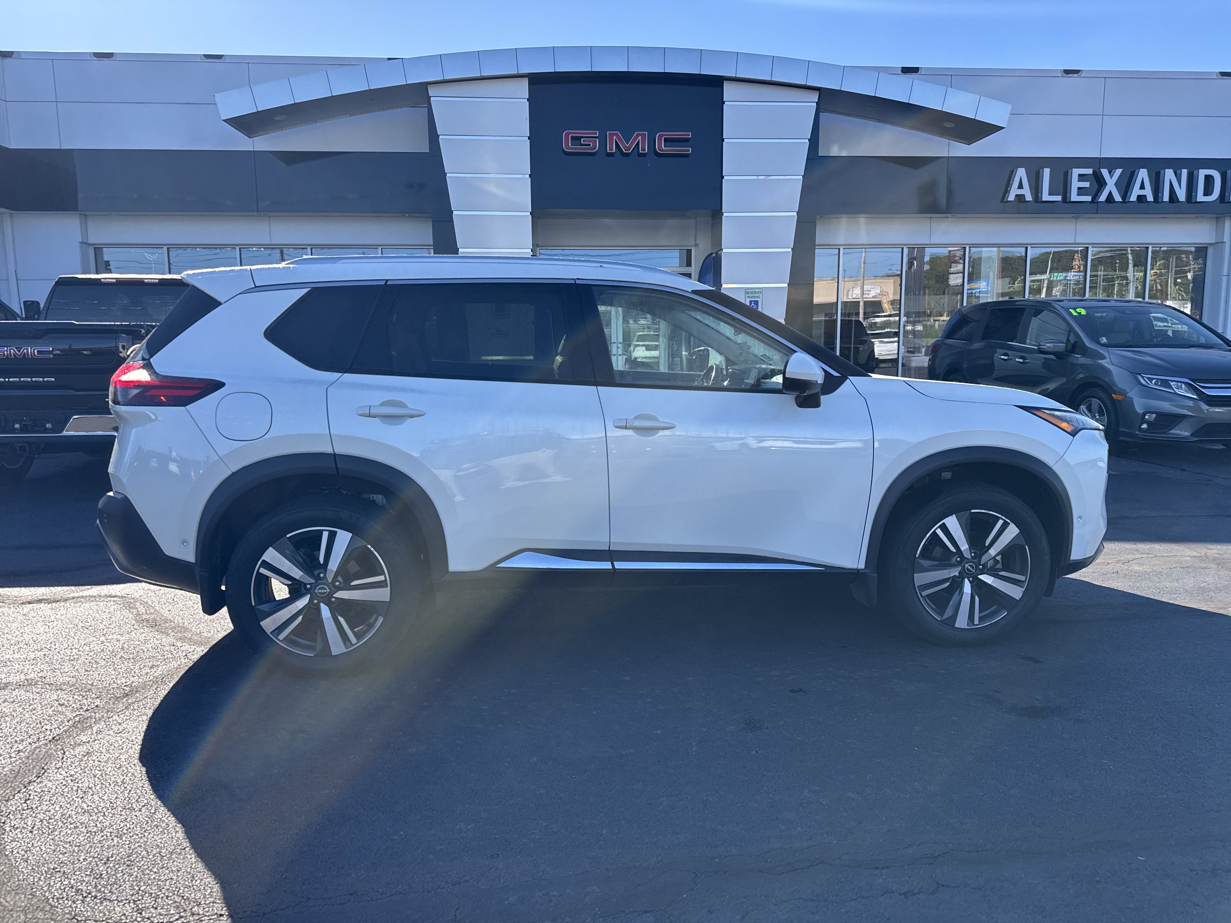 Used 2023 Nissan Rogue SL w/ SL Premium Package AWD/4WD image 2