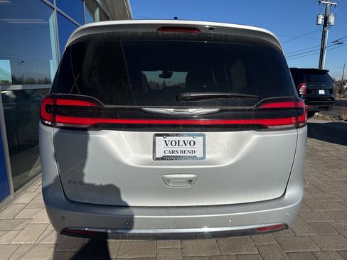Used 2024 Chrysler Pacifica Touring-L image 5