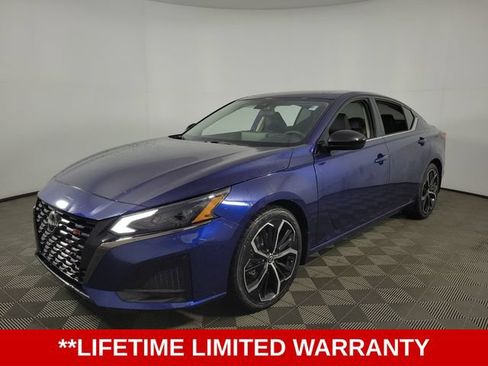 Used 2023 Nissan Altima 2.5 SR w/ SR Premium Package FWD image 3