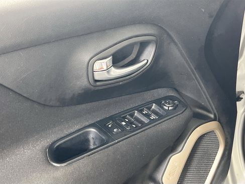 Used 2017 Jeep Renegade Latitude image 17