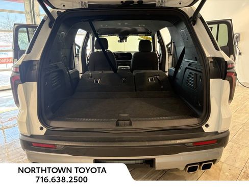 Used 2024 Chevrolet Traverse LT image 23