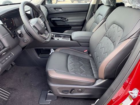 New 2026 Nissan Pathfinder Platinum FWD image 17