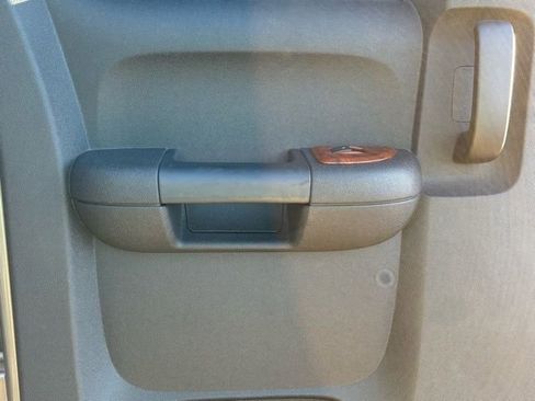 Used 2008 GMC Sierra 2500 SLT w/ Z71 Off-Road Package image 17