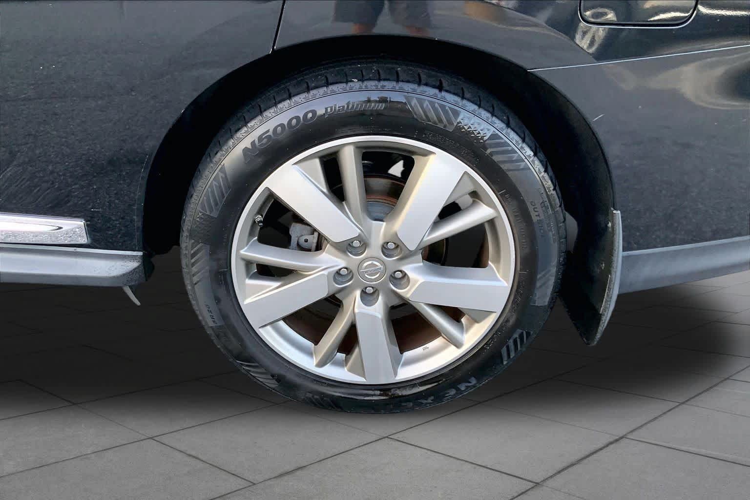 Used 2015 Nissan Pathfinder Platinum w/ Cargo Package FWD image 10
