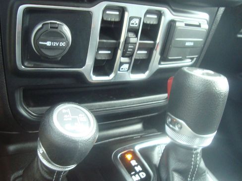 Used 2024 Jeep Wrangler Unlimited Sahara AWD/4WD image 19
