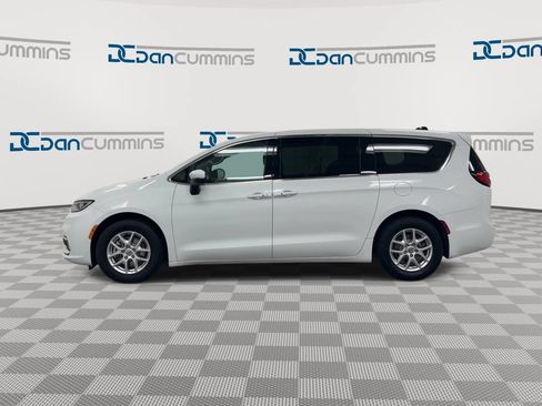 Used 2023 Chrysler Pacifica Touring-L FWD image 5