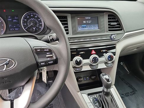 Used 2019 Hyundai Elantra SE image 25