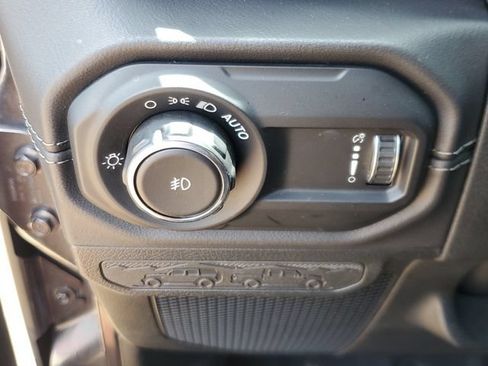 Used 2025 Jeep Wrangler Unlimited Rubicon AWD/4WD image 30